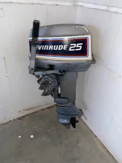 1980s evinrude 25hp short shaft. Runs good starts easy. 1000$ obo