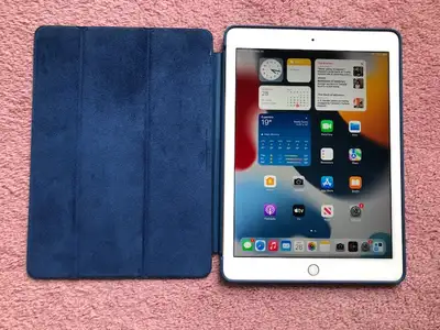 I am selling an Excellent Gold 32GB 9.7" iPad Pro with Apple smart case. The ipad is in excellent co...