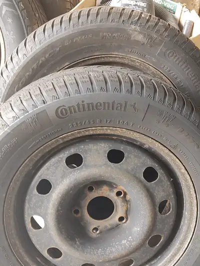 2 pneus continental monté sur jante 125 $ pour les deux comme neuf servi une saison pour infos luc 4...