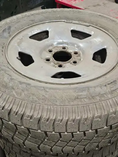 Je vends un ensemble de pneus de taille 265/70R17. Ces pneus sont usagés, mais ils ont encore de la...