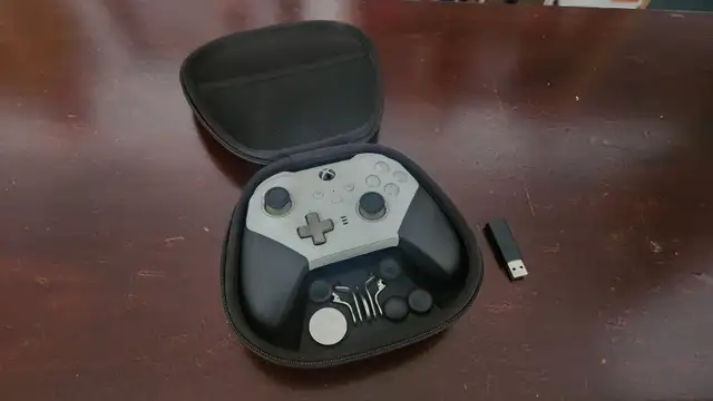 Xbox Elite Controller Series 2 + Xbox Wireless Adapter in XBOX One in City of Montréal - Image 2