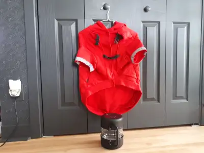 MANTEAU POUR CHIEN: $15.00 GRANDEUR : XXL CONTENANT POUR CHIEN: $10.00 VOIR MES AUTRES ANNONCES.