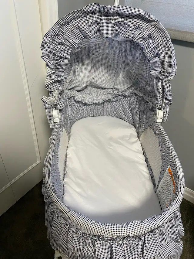 Baby bassinet in Cribs in Mississauga / Peel Region - Image 3