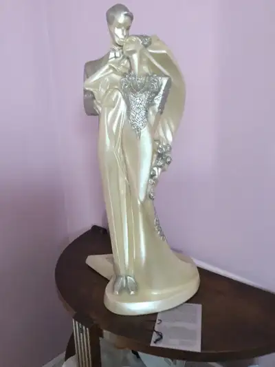 From 1991, Austin sculpture Our Day in immaculate condition. No Chips. With Certificate. WEIGHT: 14...