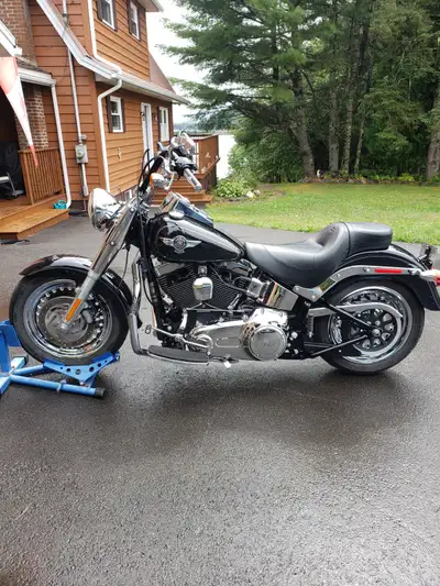 2012 Softail Fatboy. 103ci, 6 speed, chrome wheels, windshield, passenger back rest. Works perfect....