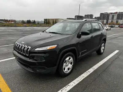 Jeep Cherokee Sport 2016 en excellent état, un seul propriétaire. Toujours bien entretenue et condui...