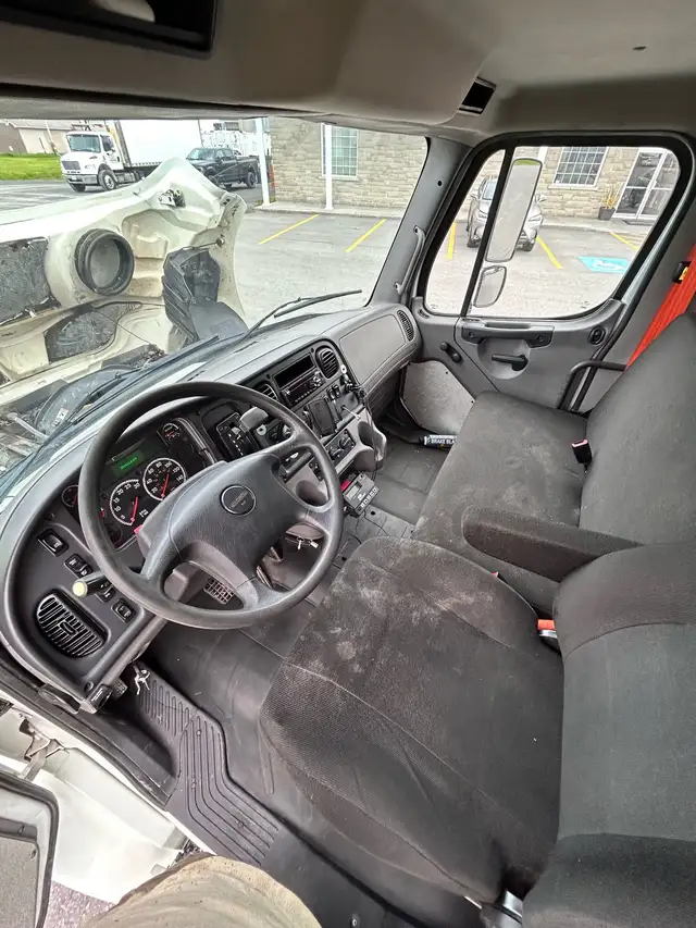 2016 freightliner m2 18’ reefer truck in Heavy Trucks in Napanee - Image 7