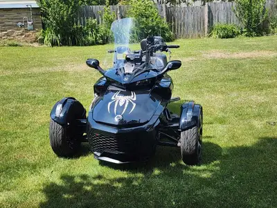 Like new 2020 CanAm Spyder F3 Only 2700km Many add ons for comfort. Custom spider embroidered Ultima...