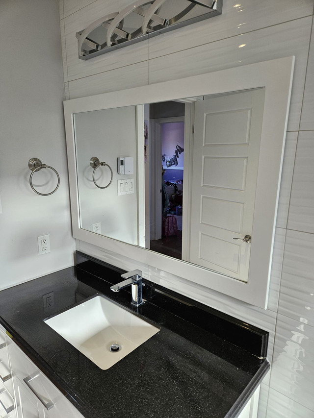 48” mixed white and black vanity with mirror dans Articles pour la salle de bains  à Ville de Montréal - Image 2