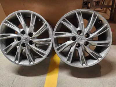 À vendre : Bel ensemble de 4 jantes (mags) de 17 pouces qui étaient sur une Toyota Camry Hybride 201...