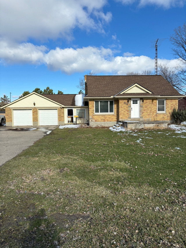3 Bed, 2 bath home with 1,000 sq.ft garage on 1/2 Acre lot in Houses for Sale in Kitchener / Waterloo