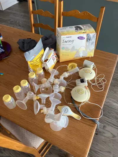 Medela breast pump Comes with 2 pumps Storage bags and accessories