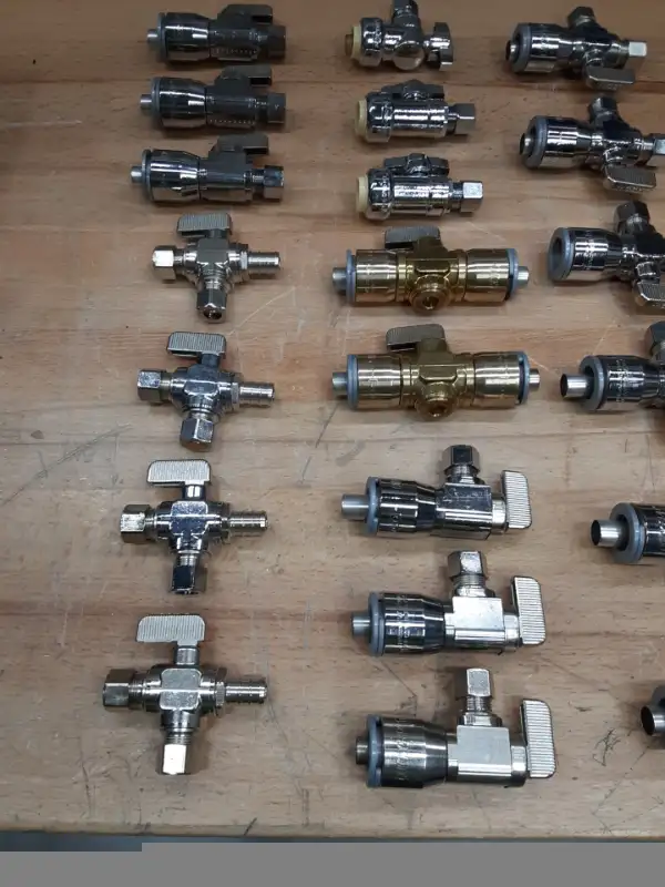 Lot de valves de plomberie neuves in Plumbing, Sinks, Toilets & Showers in City of Montréal - Image 4
