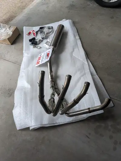 Suzuki 750 GSXR full titanium exhaust for 2000 and 2001 and may fit other years. Brand new, comes wi...