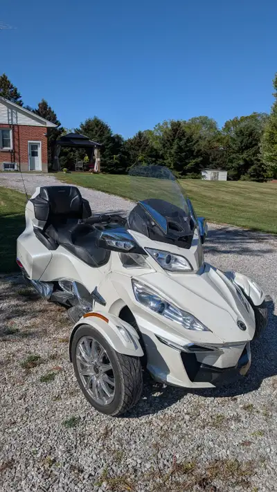 2016 Can-Am Spyder RT-L 51,500km. Semi-automatic Comes with: Baja Ron Swaybar and links. Pedal Box E...