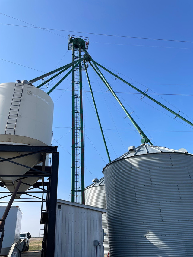 Grain elevator in Farming Equipment in Red Deer - Image 4