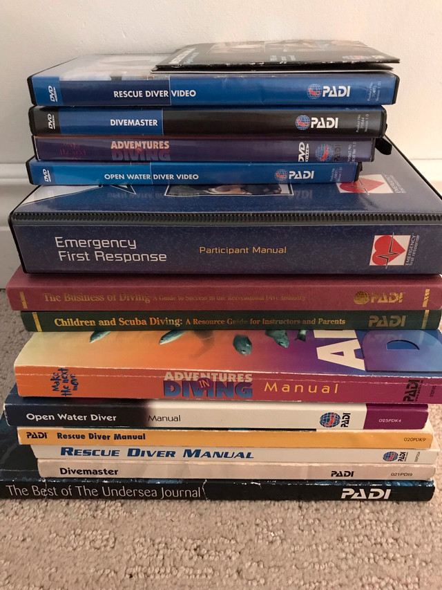 PADI books and manuals.  dans Manuels  à Ville de Montréal