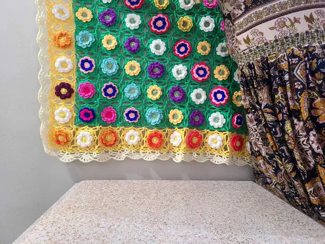 table clothes flowers blanket in Home Décor & Accents in London - Image 6