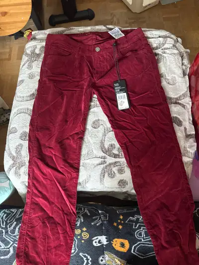 Add a pop of colour to your wardrobe with these brand new Kate Leggings in a rich house red. These l...