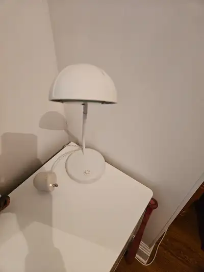 Lampe lumière halogène 10$, View more