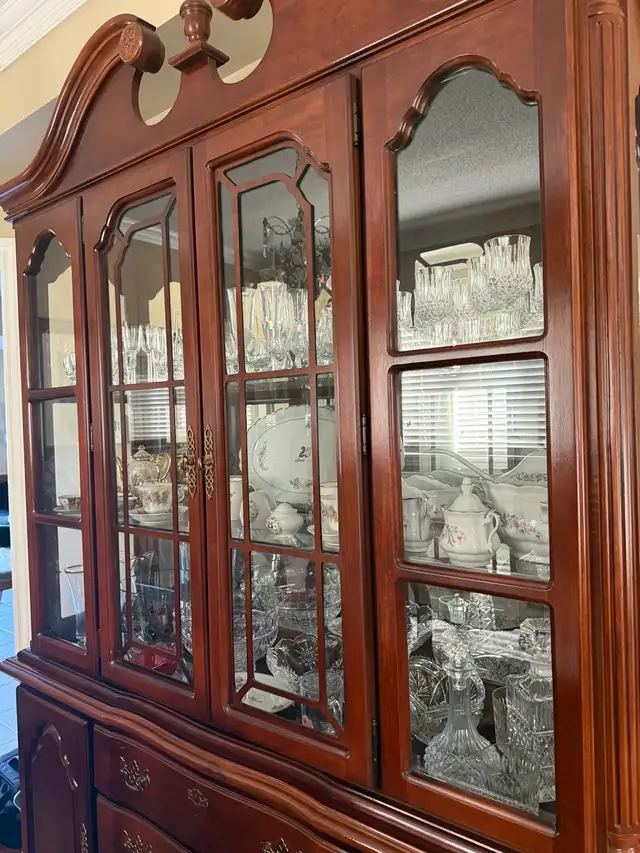 Dining Room Showcase in Hutches & Display Cabinets in Mississauga / Peel Region - Image 4