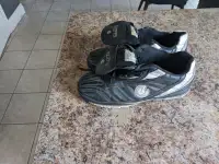 Kids Soccer Shoes /  Shin  Pads
