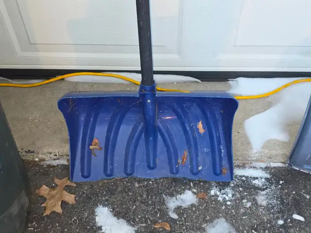 Snow Shovel With Plastic Handle in Outdoor Tools & Storage in Windsor Region - Image 3