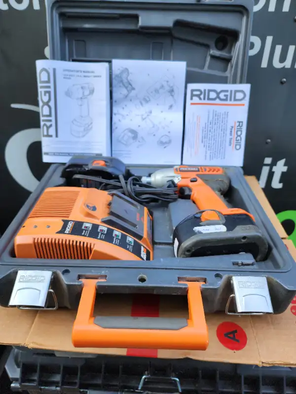 Ridgid R82320 Bit Driver Kit W 2 Batteries Charges & Hard Case in Power Tools in Windsor Region - Image 2