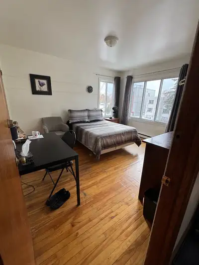 Belle chambre à louer à deux pas du métro St-Michel et du parc François Perrault. Tout inclus Libre