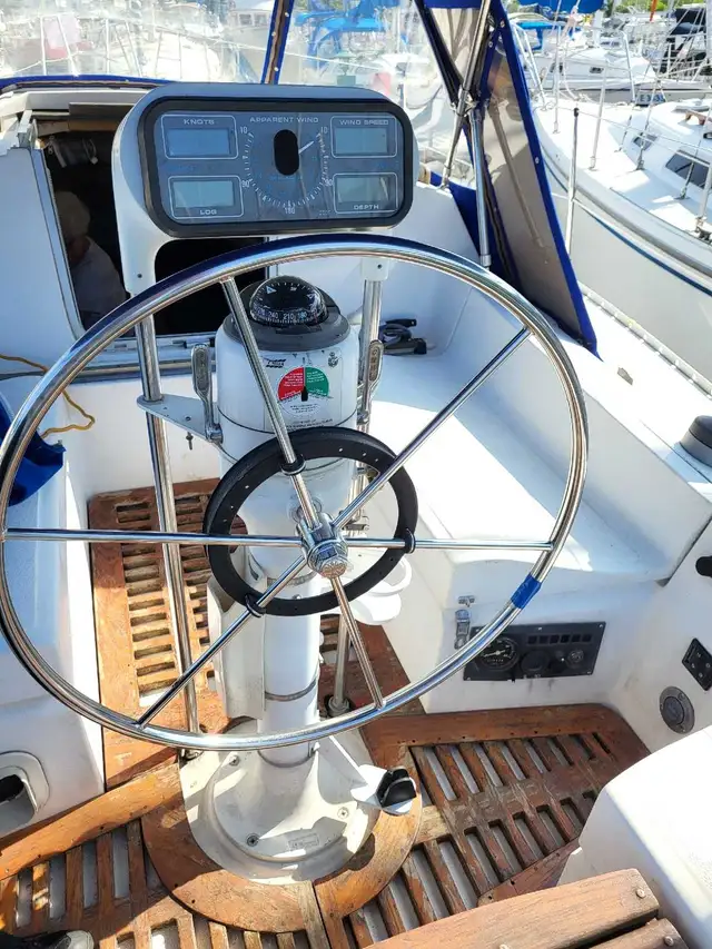 1985 Sailboat - Hunter 28.5 in Sailboats in City of Toronto - Image 6