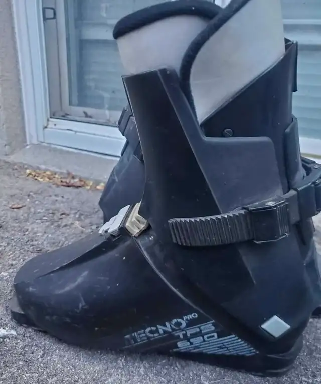SOLOMON SKIS BOOTS AND POLES in Ski in Brantford - Image 5