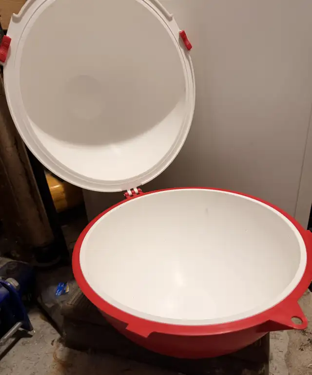 Big Bobber Floating Cooler in Fishing, Camping & Outdoors in Oshawa / Durham Region - Image 3