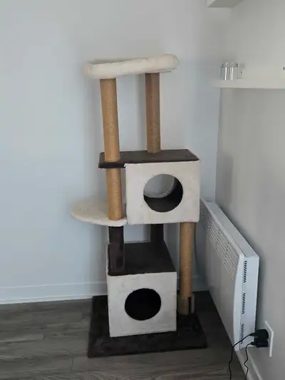 Un arbre a chat, un cratoire et un meuble a chat Si prend tout les 3 (40$) Séparés (arbre a chat 30$...