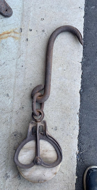 Block and tackle pulley 