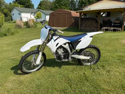 2009 Yamaha YZ250F Roughly 45hrs on a new top end Runs and drives good. Comes with ownership $3,500...