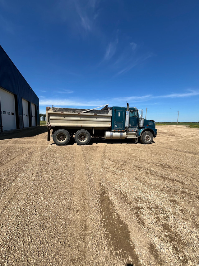 1996 Kenworth T800 gravel truck in Heavy Trucks in Edmonton - Image 3