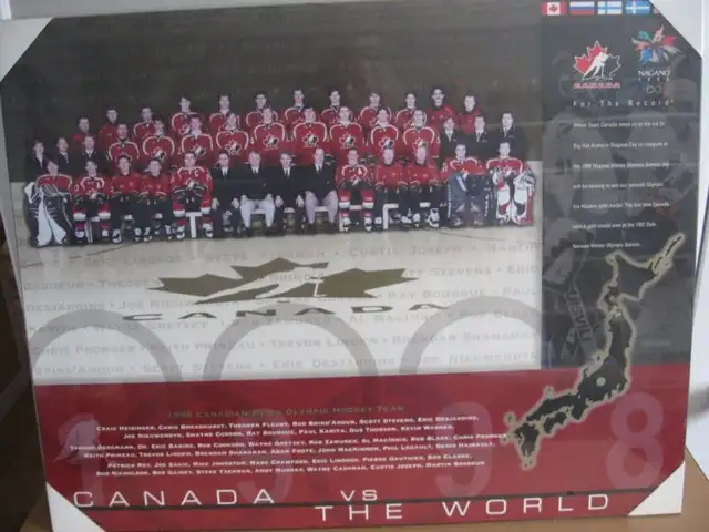 2 Photos laminé/wood laminated: hockey olympic 1998 in Arts & Collectibles in Edmundston - Image 2