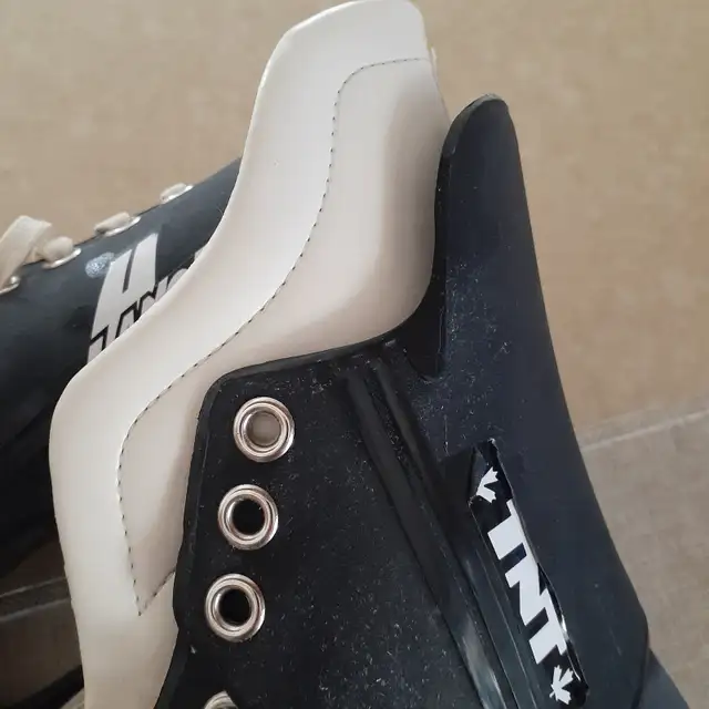 VINTAGE 1980's LANGE Molded Men's Ice Hockey Skates -Size 10 in Skates & Blades in Winnipeg - Image 3