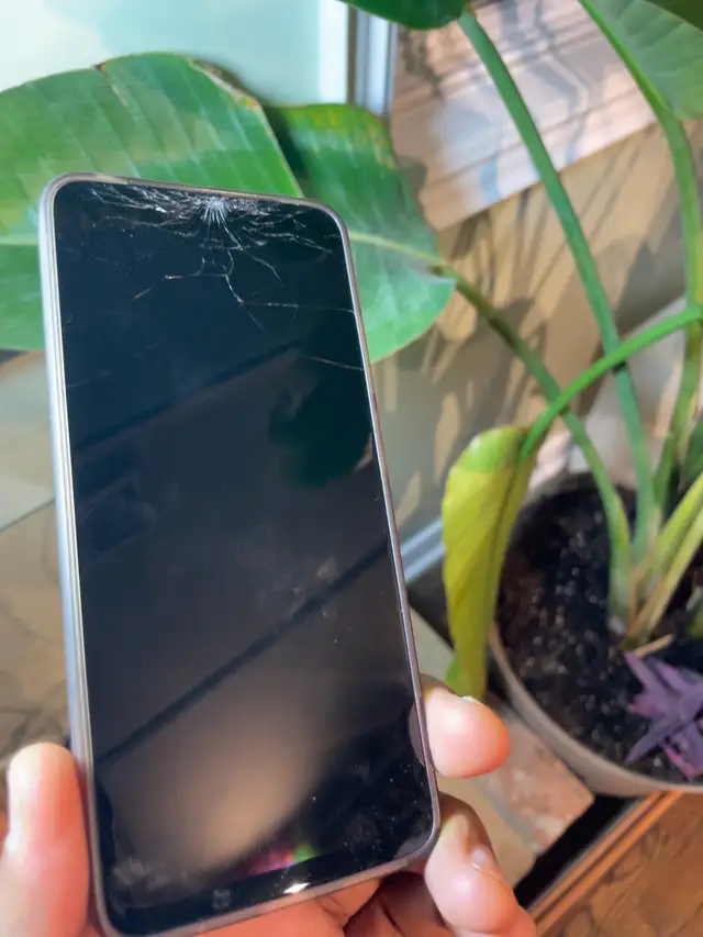 Motorola Moto E15 - Fully Functional - Cracked Screen - $25