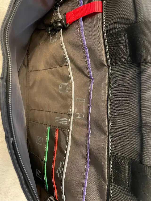 LIKE New Targus 14 inch laptop bag in Laptop Accessories in Oakville / Halton Region - Image 3