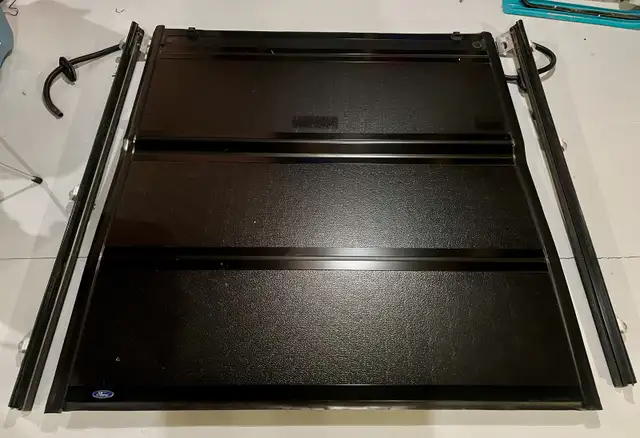 Ford Ranger Tri fold hard tonneau cover in Other Parts & Accessories in Owen Sound - Image 2