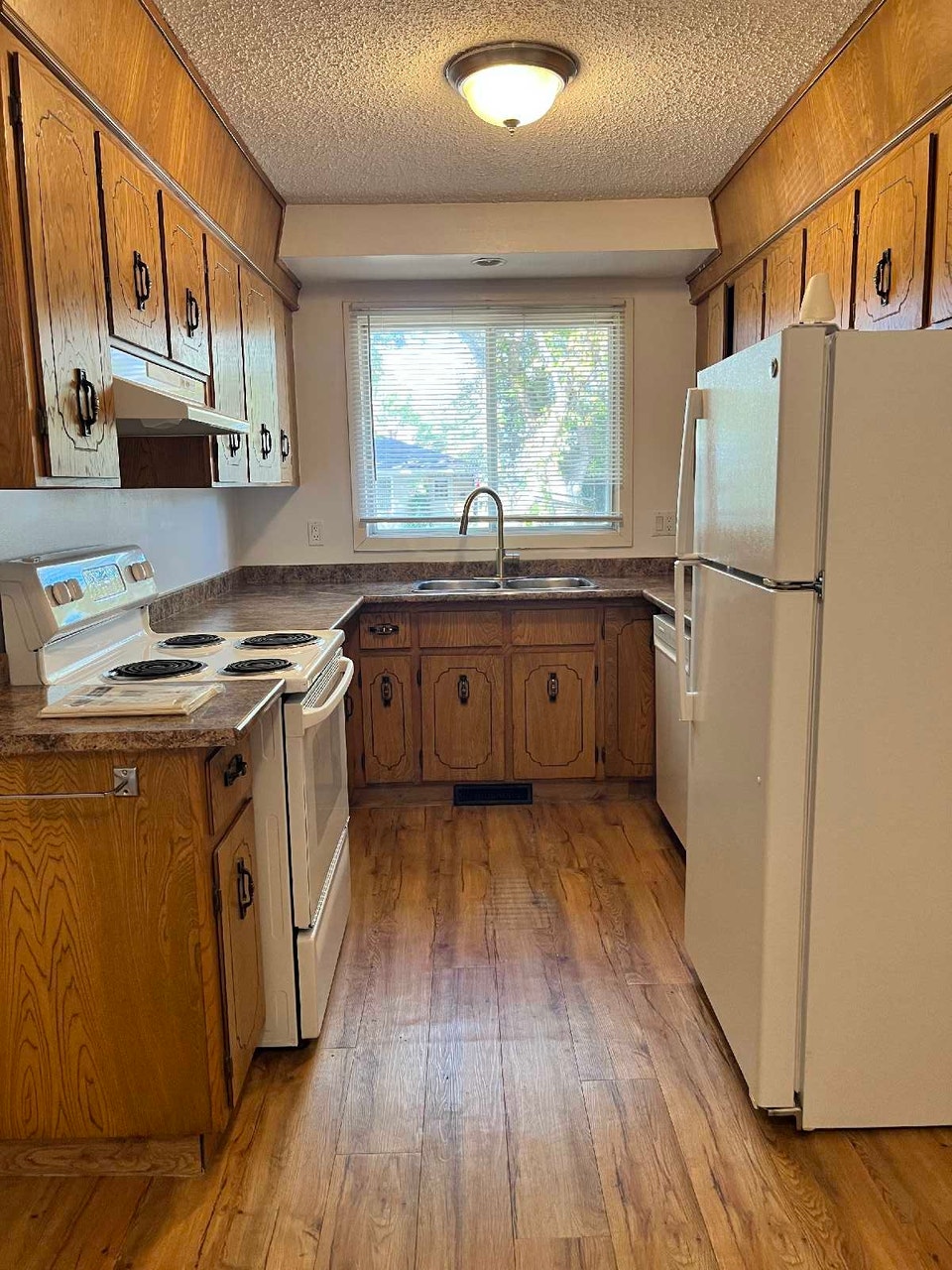 Very close to UofA, Scona, Whyte Ave, Shops, Bus, Short ride DT 3