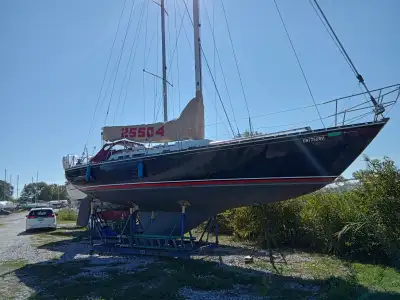 Description Ready to go Cruising or Racing. Turnkey. Full set of racing Doyle laminate sails. Separa...