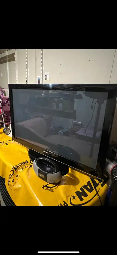 Selling Samsung tv 45 inches $100