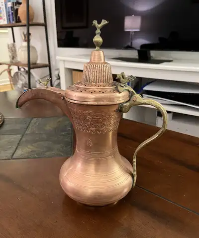 Ancienne cafetière en cuivre du Moyen Orient asiatique traditionnel turc du 19ème siècle. Cafetière...