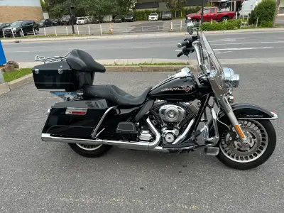 Harley Road King 2013 46,456 KM Moteur Twin cam 103 Cylindrée de 1690cc. Tour pak est amovible, il s...