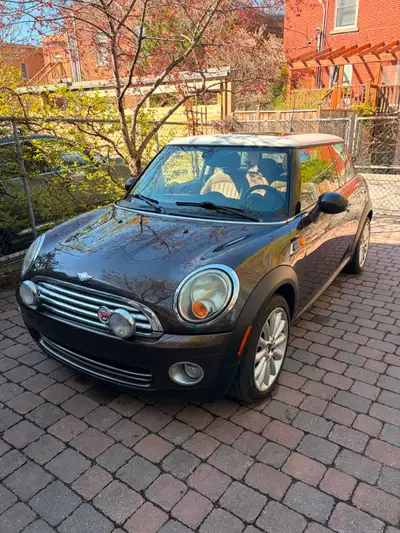 MINI Cooper Mayfair 2010, en excellent état et très bien entretenue. Il s'agit de l'édition spéciale...