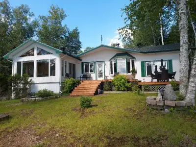 Chalet a st zenon bord de l'eau au lac st stanislas, bateau moteur permise, pêche, chasse, VTT, Skid...