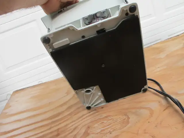 Vintage WHITE Singer Feather-Weight Sewing Machine in Arts & Collectibles in Regina - Image 7