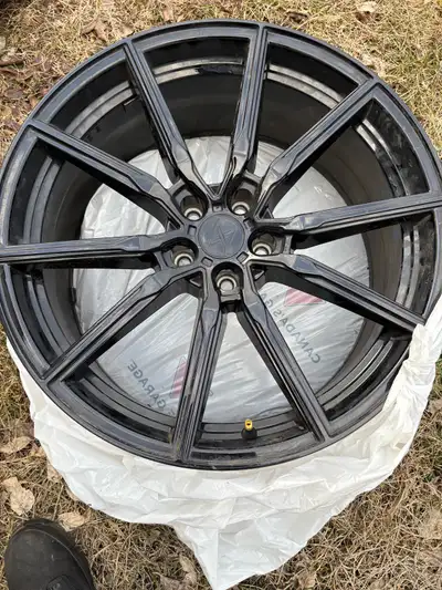 Sentali Gloss black rims 20 inch brand new. Used them for 2 months. Had them on my Mercedes Benz GLK...
